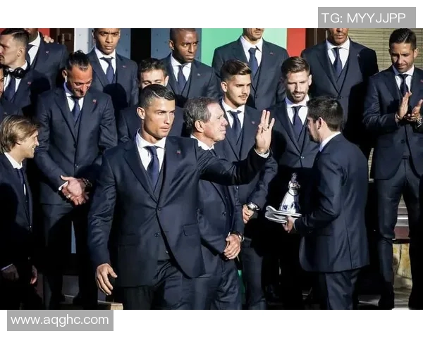 足球场上的绅士风采：球星西装搭配演绎时尚与力量的完美融合